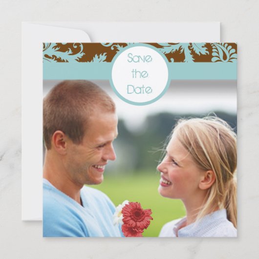 アクアブルーのダマスク模様が茶色の背景に映える結婚式の招待状 セーブザデート (正面)