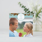 アクアブルーのダマスク模様が茶色の背景に映える結婚式の招待状 セーブザデート (スタンド正面)