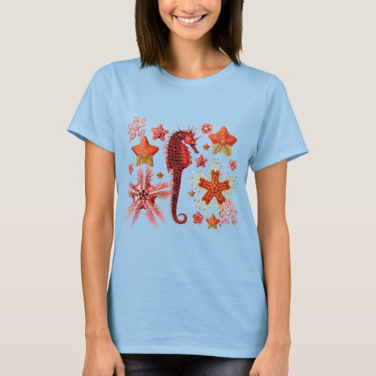 アクアブルーの海の中の赤いタツノオトシゴとヒトデ 海の生き物 Tシャツ (正面)