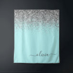 アクアブルーティール（緑がかった色）シルバーグリッターモノグラム タペストリー<br><div class="desc">アクアブルー – ティール（緑がかった色）とシルバースパークルグリッタースクリプトモノグラム名とイニシャルタペストリー。これは、最高の甘い16歳の誕生日、結婚ブライダルシャワー、記念日、赤ちゃんシャワーまたはバチェロレッテギフトを作る誰かがグラームの豪華さとシックなスタイルを愛する。</div>