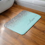 アクアブルーティール（緑がかった色）シルバーグリッターモノグラム バスマット<br><div class="desc">アクアブルー – ティール（緑がかった色）とシルバースパークルグリッタースクリプトモノグラム名バスマット。これは、グラムの贅沢とシックなスタイルを愛する人のための完璧な卒業、誕生日、結婚ブライダルシャワー、記念日、赤ちゃんシャワーまたはバチェロレッテギフトを作る。</div>