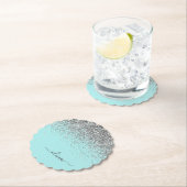 アクアブルーティール(緑がかった色)シルバーグリッターモノグラム ペーパーコースター (インサイチュ)