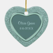 アクアブルーフローラスワールベビー初めてのクリスマス セラミックオーナメント (裏面)