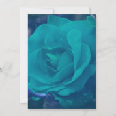 アクアブルーローズの花びらに雨滴が残る抽象的な写真です。 スーザンによる花の写真を使用したフラワー招 招待状 (裏面)