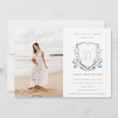 アクアブルーワイルドフラワーモノグラムクレストフォト誕生日 招待状 (正面)