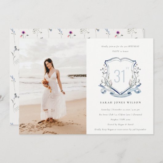 アクアブルーワイルドフラワーモノグラムクレストフォト誕生日 招待状 (正面/裏面)