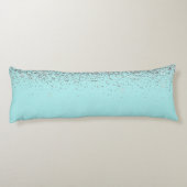 アクアブルー – ティール（緑がかった色）シルバーグリッターモノグラム ボディピロー (裏面)
