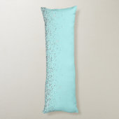 アクアブルー – ティール（緑がかった色）シルバーグリッターモノグラム ボディピロー (裏面 (縦))