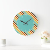 アクアマリンの円の対角線のストライプの青く黄色い赤 ラージ壁時計 (ホーム)