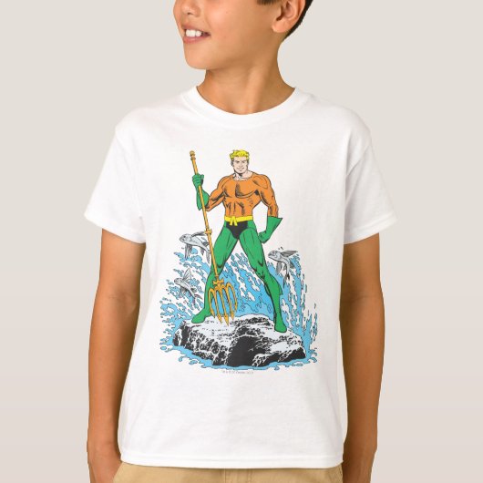 アクアマンがピッチフォークで立つ Tシャツ (正面)