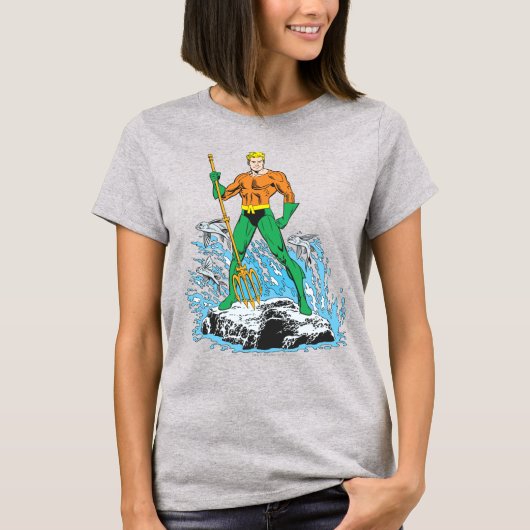 アクアマンがピッチフォークで立つ Tシャツ (正面)
