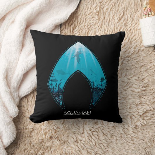 アクアマン | Aquamanロゴを通して海グラフィックを表示 クッション (ブランケット)