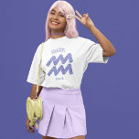 アクアリかわいらしウス星占い標識カスタム誕生日 Tシャツ<br><div class="desc">紫とラベかわいらしンダーのAquariusのバースデーTシャツは、〔占星術の〕十二宮図から占星術のの看板を星座のように美しい輝きで飾る。1月カスタマイズ末か2月上旬の誕生日を迎える人に対して、美しい草書で名前を付けたこのかわいい贈り物。</div>