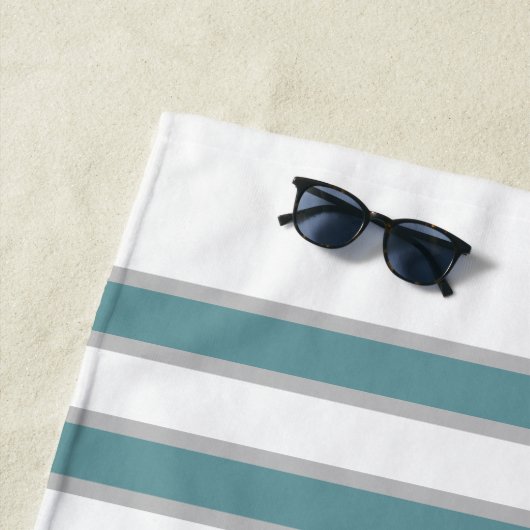 アクア航海のティール(緑がかった色)ブルーnホワイトフローラいかり ビーチタオル (インサイチュ)