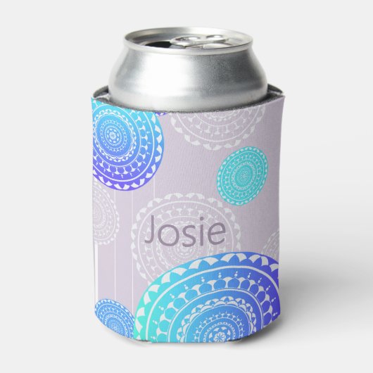 アクア鮮やかブルーランダムマンダラ付きピンクの名前を追加 缶クーラー (缶正面)