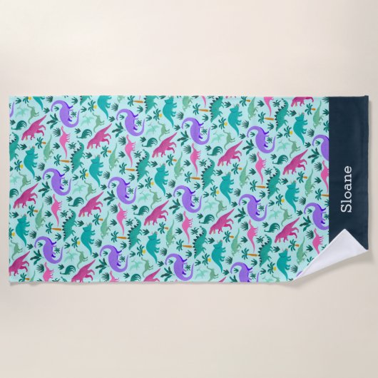 アクア |可愛いカラフル恐竜のパターン子供の名前 ビーチタオル (正面)