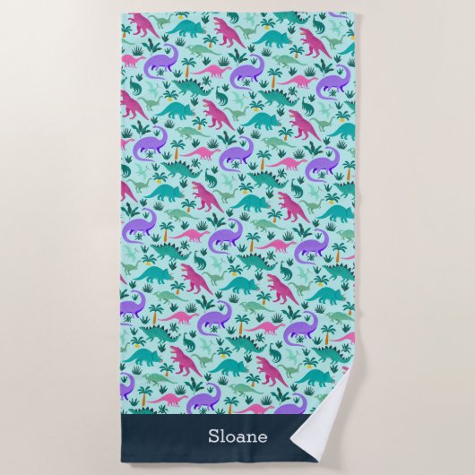 アクア |可愛いカラフル恐竜のパターン子供の名前 ビーチタオル (正面)