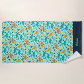 アクア |可愛いカラフル恐竜のパターン子供の名前 ビーチタオル (正面)