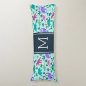 アクア |可愛いカラフル恐竜の柄キッドモノグラム ボディピロー (正面縦)