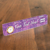 アクエリアス〔占星術の〕十二宮図サインオン明るい赤紫色デジタルカモフラージュ デスクネームプレート (側面)