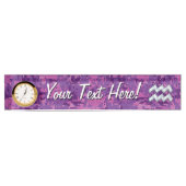 アクエリアス〔占星術の〕十二宮図サインオン明るい赤紫色デジタルカモフラージュ デスクネームプレート (正面)