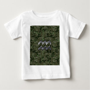 アクエリアス〔占星術の〕十二宮図サイングリーンデジタルカモフラージュ ベビーTシャツ