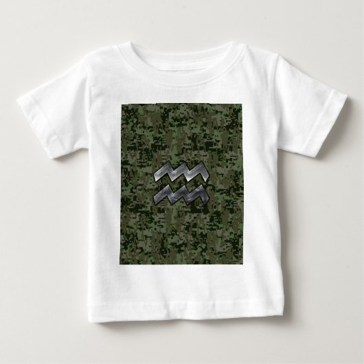 アクエリアス〔占星術の〕十二宮図サイングリーンデジタルカモフラージュ ベビーTシャツ (正面)