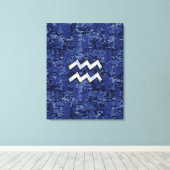 アクエリアス〔占星術の〕十二宮図シンボルのネイビーブルーデジタル迷彩柄 キャンバスプリント (インサイチュ (ウッドフロア))