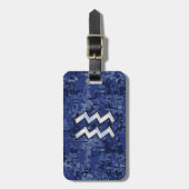 アクエリアス〔占星術の〕十二宮図シンボルの青いデジタル迷彩柄装飾 ラゲッジタグ (正面縦)