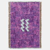 アクエリアス〔占星術の〕十二宮図シンボル明るい赤紫色デジタル迷彩柄 スローブランケット (正面縦)