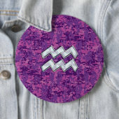 アクエリアス〔占星術の〕十二宮図シンボル明るい赤紫色デジタル迷彩柄 缶バッジ (インサイチュ)