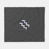 アクエリアス〔占星術の〕十二宮図標識炭素繊維スタイル フリースブランケット (正面(横))