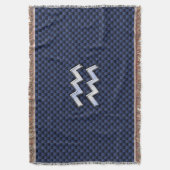アクエリウス〔占星術の〕十二宮図シンボルオンネイビーブルー炭素繊維 スローブランケット (正面縦)