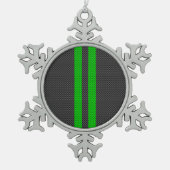 アクセントグリーンカーボンファイバースタイルレーシングストライプ スノーフレークピューターオーナメント (正面)