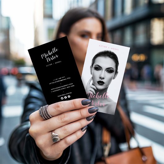 アクターのモデルのヘッドショットの白黒モダン写真 名刺