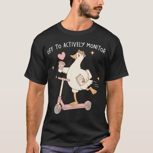 アクティブに監視するのが好きな面白いガチョウのスクーター Tシャツ (正面)