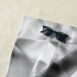 アクリル、グレーからホワイトの正方形の部分のコーナー ビーチタオル