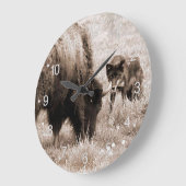 アグレッシブバイソンと黒狼 ラージ壁時計 (傾斜)