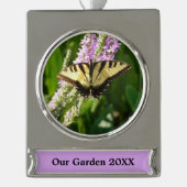 アゲハチョウ蝶の紫色の野生の花 シルバープレートバナーオーナメント (正面)