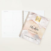 アゲートバラ金ゴールドモノグラムロゴビジネス2025 プランナー手帳 (ディスプレー)