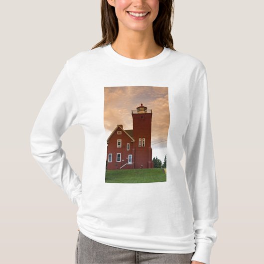 アゲート湾を見下ろすツーハーバーズ灯台 Tシャツ (正面)