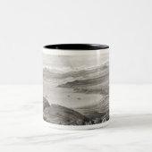 アコンカグア川の火山の遠い眺め ツートーンマグカップ (中央)