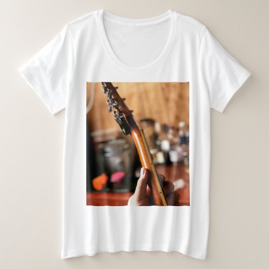 アコーかわいらしスティックギター プラスサイズTシャツ (デザイン正面)