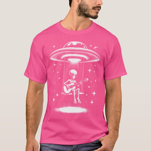 アコースティックギターでロックンロールを演奏するおもしろ宇宙人 Tシャツ (正面)