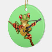 アコースティックギターの緑を遊んでいるかわいいアマガエル セラミックオーナメント (左)