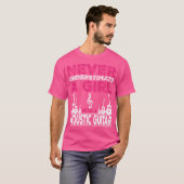 アコースティックギターを使った少女を決して過小評価しない Tシャツ (正面フル)