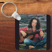 アコースティック遊ギターを使った女性の音楽 キーホルダー (正面)