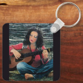 アコースティック遊ギターを使った女性の音楽 キーホルダー (裏面)