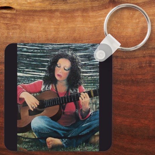 アコースティック遊ギターを使った女性の音楽 キーホルダー (裏面)