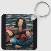 アコースティック遊ギターを使った女性の音楽 キーホルダー (裏面)